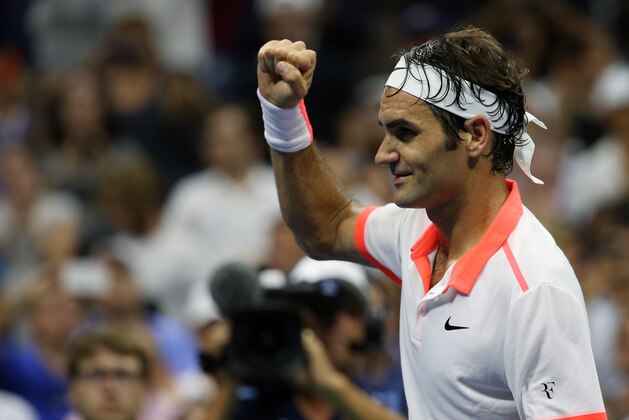 El suizo Roger Federer festeja luego de derrotar al francés Richard Gasquet durante un encuentro de cuartos de final del Abierto de Estados Unidos, el miércoles 9 de septiembre de 2015 (AP Foto/Adam Hunger)