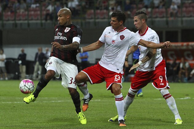 MILAN, ITALY - AUGUST 17: Nigel De Jong (L) of AC Milan is challenged by Marco Rossi (C) and Matteo Ardemagni (R) of AC Perugia during the TIM Cup match between AC Milan and AC Perugia at Stadio Giuseppe Meazza on August 17, 2015 in Milan, Italy. (Photo by Marco Luzzani/Getty Images) MILAN, ITALY - AUGUST 17: Nigel De Jong (L) of AC Milan is challenged by Marco Rossi (C) and Matteo Ardemagni (R) of AC Perugia during the TIM Cup match between AC Milan and AC Perugia at Stadio Giuseppe Meazza on August 17, 2015 in Milan, Italy. (Photo by Marco Luzzani/Getty Images)