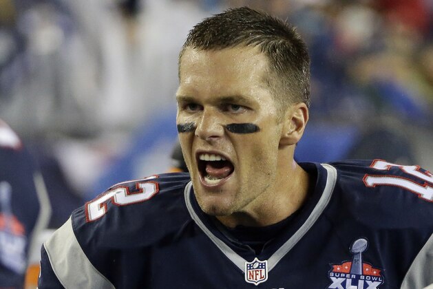 El mariscal de campo de los Patriots de Nueva Inglaterra, Tom Brady, grita a un costado del terreno, durante el encuentro ante los Steelers de Pittsburgh, que marcó el comienzo de la campaña, el jueves 10 de septiembre de 2015 (AP Foto/Stephan Savoia)