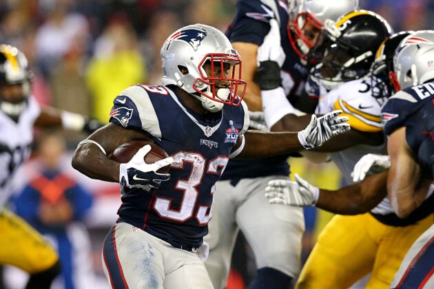 FOXBORO, MA - SEPTEMBER 10:  Dion Lewis #33 of the New England Patriots runs with the ball in the second half against the Pittsburgh Steelers at Gillette Stadium on September 10, 2015 in Foxboro, Massachusetts.  (Photo by Maddie Meyer/Getty Images)