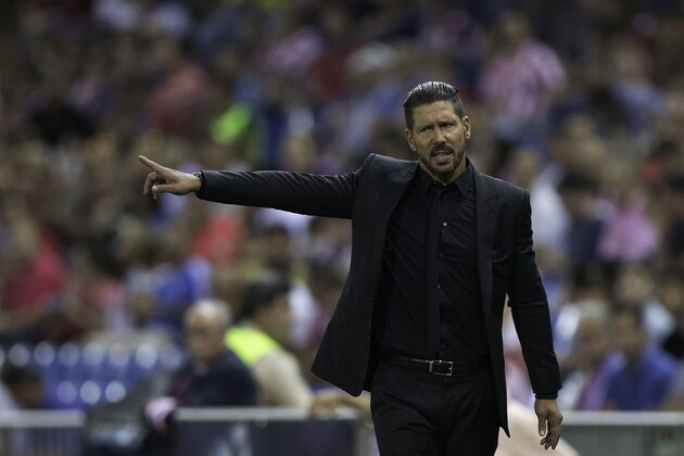 MADRID, SPAIN - AUGUST 22:  Head coach Diego Pablo Simeone of Atletico de Madrid gives instructions during the La Liga match between Club Atletico de Madrid and UD Las Palmas at Vicente Calderon Stadium on August 22, 2015 in Madrid, Spain.  (Photo by Gonzalo Arroyo Moreno/Getty Images)