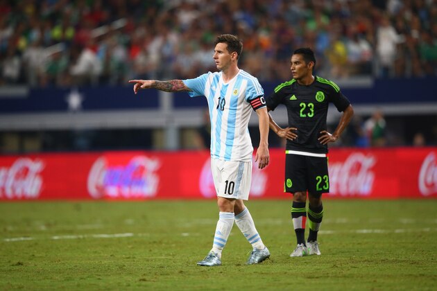 ARLINGTON, TX - SEPTEMBER 08:  Lionel Messi #10 of Argentina during a international friendly against Mexico at AT&T Stadium on September 8, 2015 in Arlington, Texas.  (Photo by Ronald Martinez/Getty Images)