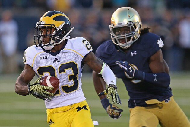 SOUTH BEND, IN - SEPTEMBER 06:  Dennis Norfleet #23 of the Michigan Wolverines runs in front of Jaylon Smith #9 of the Notre Dame Fighting Irish at Notre Dame Stadium on September 6, 2014 in South Bend, Indiana.  (Photo by Jonathan Daniel/Getty Images)