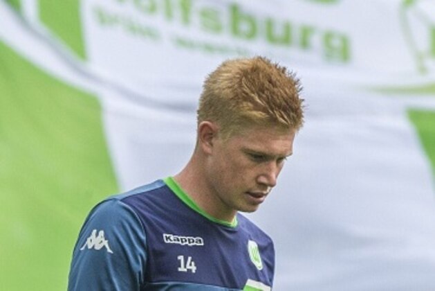 Wolfsburg's Belgian midfielder Kevin De Bruyne warms up prior to the German first division Bundesliga football match VfL Wolfsburg vs Eintracht Frankfurt in Wolfsburg, northern Germany, on August 16, 2015.  AFP PHOTO / JOHN MACDOUGALLRESTRICTIONS: DURING MATCH TIME: DFL RULES TO LIMIT THE ONLINE USAGE TO 15 PICTURES PER MATCH AND FORBID IMAGE SEQUENCES TO SIMULATE VIDEO. == RESTRICTED TO EDITORIAL USE ==FOR FURTHER QUERIES PLEASE CONTACT DFL DIRECTLY AT   49 69 650050.        (Photo credit should read JOHN MACDOUGALL/AFP/Getty Images)