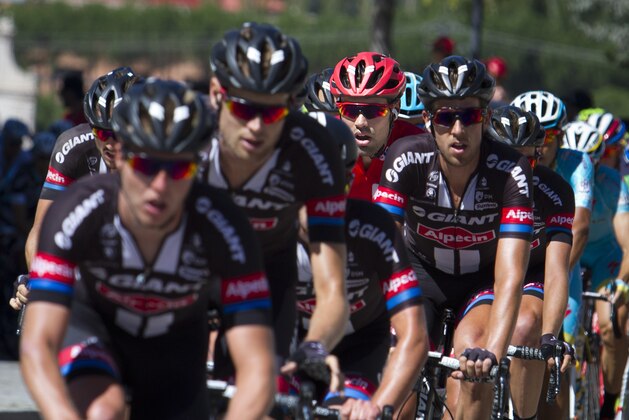 Giant-Alpecin's Dutch cyclist Tom Dumoulin (2R) rides with teammates during the 19th Stage of the 2015 Vuelta Espana cycling tour, a 185,8 km route between Medina del Campo and Avila on September 11, 2015. AFP PHOTO / JAIME REINA        (Photo credit should read JAIME REINA/AFP/Getty Images)