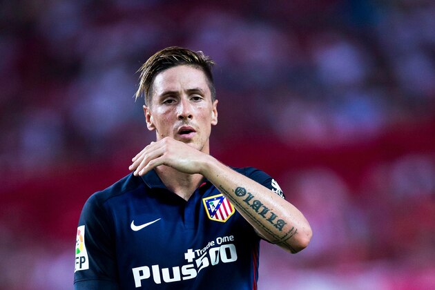 SEVILLE, SPAIN - AUGUST 30:  Fernando Torres of Atletico de Madrid dries his sweat during the La Liga match between Sevilla FC and Club Atletico de Madrid at Estadio Ramon Sanchez Pizjuan on August 30, 2015 in Seville, Spain.  (Photo by Gonzalo Arroyo Moreno/Getty Images)