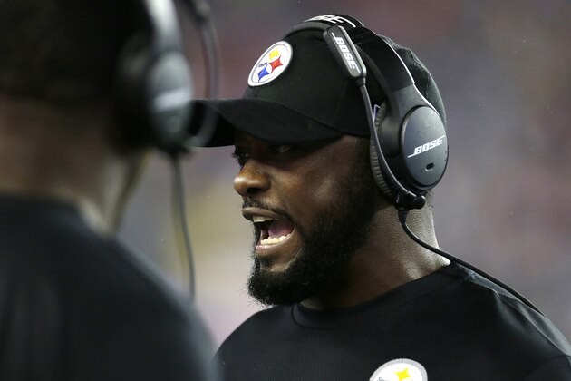 Pittsburgh Steelers head coach Mike Tomlin speaks to his team on the sideline in the second half of an NFL football game against the New England Patriots, Thursday, Sept. 10, 2015, in Foxborough, Mass. (AP Photo/Charles Krupa)