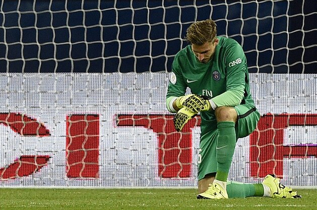 Paris Saint-Germain's German goalkeeper Kevin Trapp reacts after conceding a goal during the French L1 football match between Paris Saint-Germain (PSG) and Bordeaux at the Parc des Princes stadium in Paris on September 11, 2015. AFP PHOTO / FRANCK FIFE (Photo credit should read FRANCK FIFE/AFP/Getty Images) Paris Saint-Germain's German goalkeeper Kevin Trapp reacts after conceding a goal during the French L1 football match between Paris Saint-Germain (PSG) and Bordeaux at the Parc des Princes stadium in Paris on September 11, 2015. AFP PHOTO / FRANCK FIFE (Photo credit should read FRANCK FIFE/AFP/Getty Images)