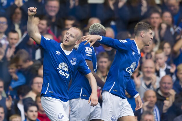 Everton's Steven Naismith, left, is congratulated by teammates after scoring his first goal against Chelsea during the English Premier League soccer match between Everton and Chelsea at Goodison Park Stadium, Liverpool, England, Saturday Sept. 12, 2015. (AP Photo/Jon Super)