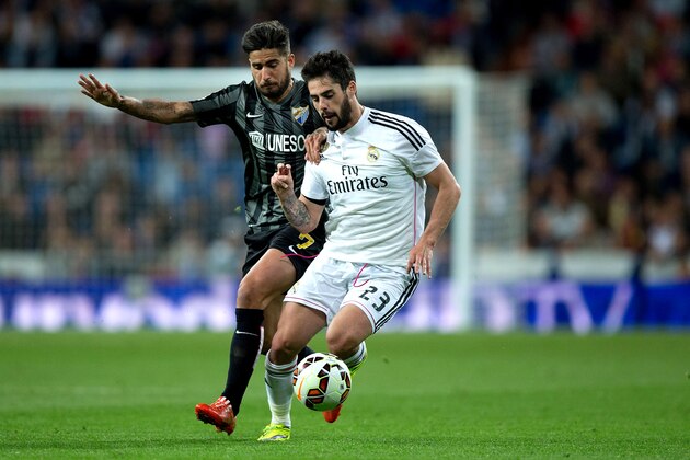 MADRID, SPAIN - APRIL 18: Francisco Roman Alarcon alias Isco (R) of Real Madrid CF competes for the ball with Samuel Garcia Snachez (L) of Malaga CF during the La Liga match between Real Madrid CF and Malaga CF at Estadio Santiago Bernabeu on April 18, 2015 in Madrid, Spain.  (Photo by Gonzalo Arroyo Moreno/Getty Images)