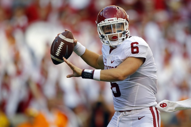 Oklahoma quarterback Baker Mayfield (6) throws during the first half of an NCAA college football game against Tennessee, Saturday, Sept. 12, 2015 in Knoxville, Tenn. (AP Photo/Wade Payne)