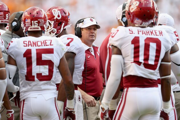 KNOXVILLE, TN - SEPTEMBER 12:  Bob Stoops the head coach of the Oklahoma Sooners talks to his team against the Tennessee Volunteers at Neyland Stadium on September 12, 2015 in Knoxville, Tennessee.  (Photo by Andy Lyons/Getty Images)