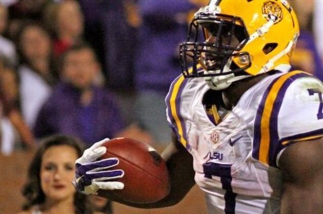 LSU running back Leonard Fournette (7) scores a touchdown during the second half of their NCAA college football game against Mississippi State, Saturday, Sept. 12, 2015, in Starkville, Miss. LSU won 21-19. (AP Photo/Jim Lytle)