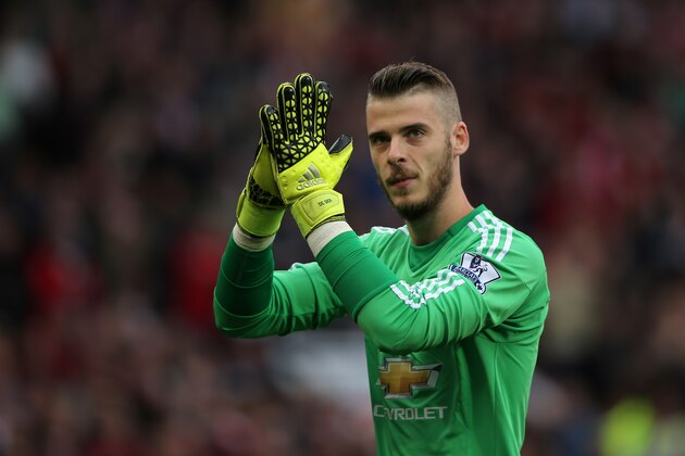 MANCHESTER, ENGLAND - SEPTEMBER 12:  David De Gea of Manchester United applauds the fans as he returns to the first team during the Barclays Premier League match between Manchester United and Liverpool on September 12, 2015 in Manchester, United Kingdom.  (Photo by Matthew Ashton - AMA/Getty Images)