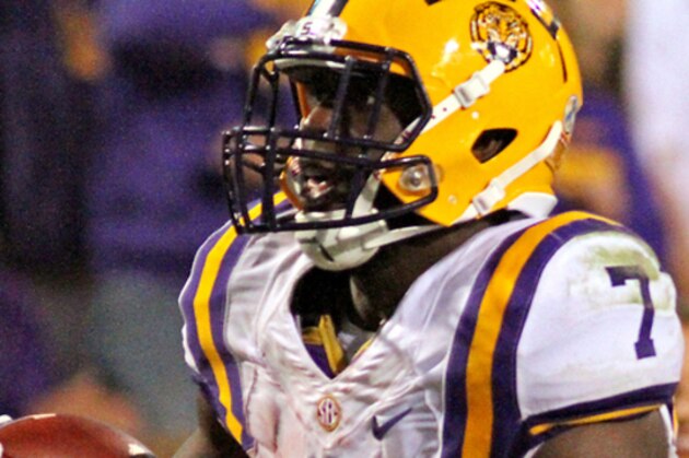 LSU running back Leonard Fournette (7) scores a touchdown during the second half of their NCAA college football game against Mississippi State, Saturday, Sept. 12, 2015, in Starkville, Miss. LSU won 21-19. (AP Photo/Jim Lytle)