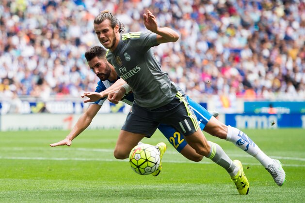 BARCELONA, SPAIN - SEPTEMBER 12:  Gareth Bale of Real Madrid CF is brought down by Alvaro Gonzalez of RCD Espanyol during the La Liga match between RCD Espanyol and Real Madrid CF at Cornella-El Prat Stadium on September 12, 2015 in Barcelona, Spain.  (Photo by Alex Caparros/Getty Images)