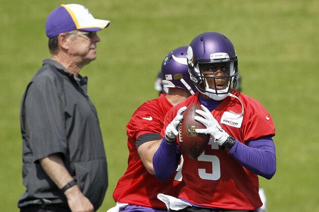 Minnesota Vikings quarterback Teddy Bridgewater (5) drops back for a pass in front of offensive coordinator Norv Turner, left, during NFL football minicamp in Eden Prairie, Minn., Wednesday, June 17, 2015. (AP Photo/Ann Heisenfelt)