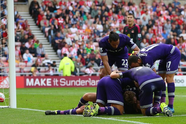 Tottenham Hotspur's English midfielder Ryan Mason celebrates with teammates after scoring the opening goal of the English Premier League football match between Sunderland and Tottenham Hotspur at the Stadium of Light in Sunderland, north east England on September 13, 2015. AFP PHOTO / IAN MACNICOL

RESTRICTED TO EDITORIAL USE. No use with unauthorized audio, video, data, fixture lists, club/league logos or 'live' services. Online in-match use limited to 75 images, no video emulation. No use in betting, games or single club/league/player publications.        (Photo credit should read Ian MacNicol/AFP/Getty Images)