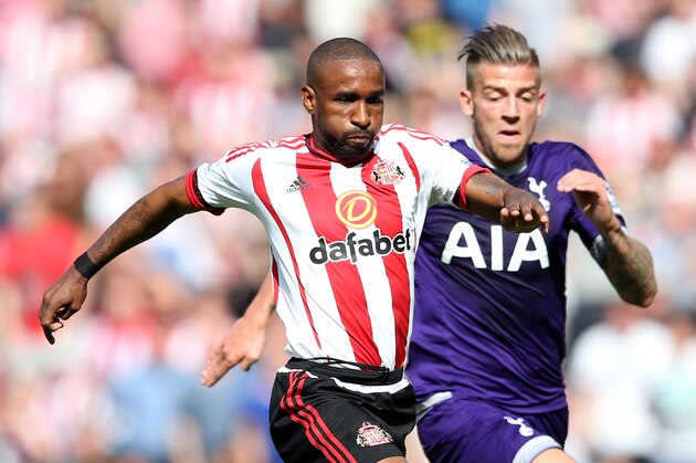 Sunderland's Jermain Defoe, left, vies for the ball with Tottenham Hotspur's Toby Alderweireld during their English Premier League soccer match between Sunderland and Tottenham Hotspur at the Stadium of Light, Sunderland, England, Sunday, Sept. 13, 2015. (AP Photo/Scott Heppell)