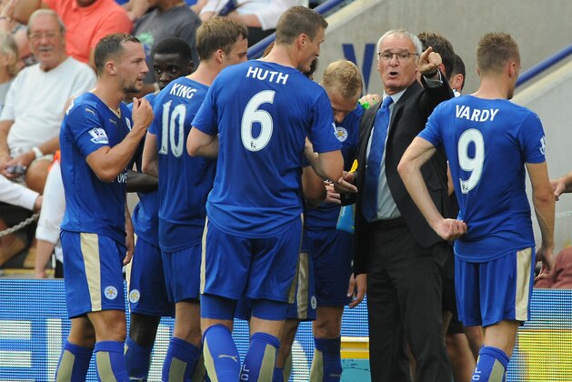 Leicester manager Claudio Ranieri, second right, speaks to his players during a drinks break at their English Premier League soccer match between Leicester City and Tottenham Hotspur at the King Power Stadium, Leicester, England, Saturday, Aug. 22, 2015. (AP Photo/Rui Vieira)