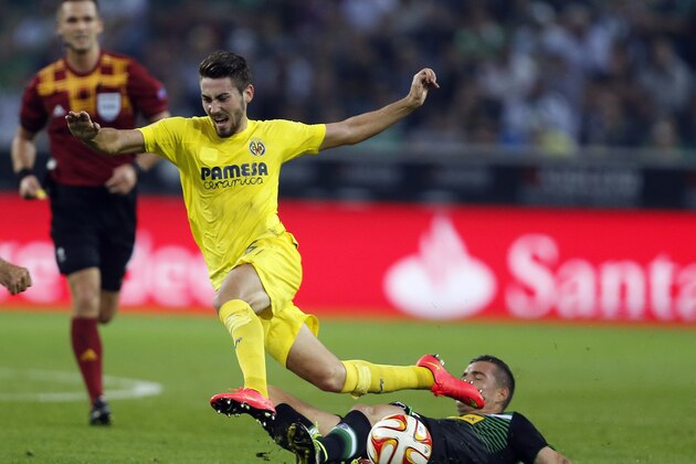 Villarreal’s Moi Gomez, left, and Moenchengladbach's Christoph Kramer challenge for the ball during the Europa League group A soccer match between Borussia Moenchengladbach and Villarreal FC in Moenchengladbach, Germany, Thursday, Sept. 18, 2014. (AP Photo/Frank Augstein)