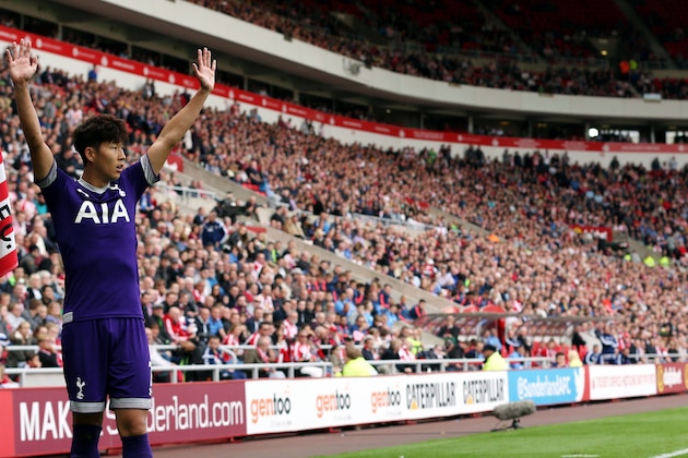 Tottenham Hotspur's Heung-Min Son gestures ahead of a corner kick during their English Premier League soccer match between Sunderland and Tottenham Hotspur at the Stadium of Light, Sunderland, England, Sunday, Sept. 13, 2015. (AP Photo/Scott Heppell)
