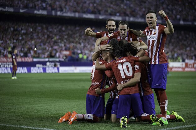 MADRID, SPAIN - SEPTEMBER 12: Fernando Torres (2ndL) of Atletico de Madrid celebrates scoring their opening goal with teammates during the La Liga match between Club Atletico de Madrid and FC Barcelona at Vicente Calderon Stadium on September 12, 2015 in Madrid, Spain.  (Photo by Gonzalo Arroyo Moreno/Getty Images)