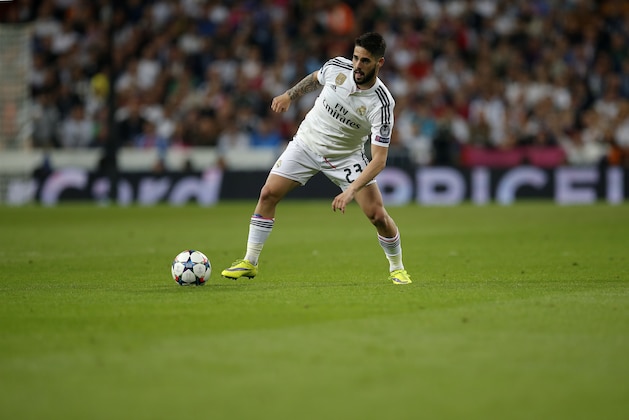 Real Madrid's Isco controls the ball during the second leg quarterfinal Champions League soccer match between Real Madrid and Atletico Madrid at Santiago Bernabeu stadium in Madrid, Spain, Wednesday April 22, 2015. (AP Photo/Paul White)