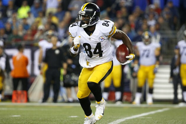 Pittsburgh Steelers wide receiver Antonio Brown runs the ball against the New England Patriots the second half of an NFL football game, Thursday, Sept. 10, 2015, in Foxborough, Mass. (AP Photo/Winslow Townson)