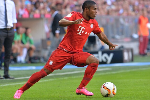 Bayern's Douglas Costa during the German Bundesliga soccer match between FC Bayern Munich and FC Augsburg in the Allianz Arena in Munich, Germany, on Saturday, Sep. 12, 2015. (AP Photo/Kerstin Joensson)