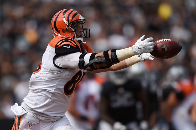 OAKLAND, CA - SEPTEMBER 13:  Tyler Eifert #85 of the Cincinnati Bengals is unable to make a catch against the Oakland Raiders during the first half of their NFL game at O.co Coliseum on September 13, 2015 in Oakland, California.  (Photo by Thearon W. Henderson/Getty Images)
