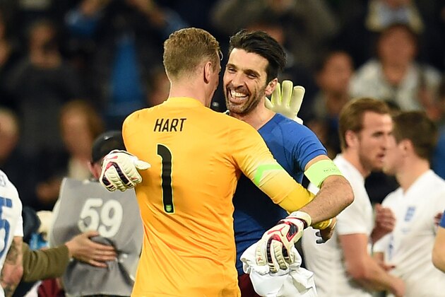 TURIN, ITALY - MARCH 31:  Joe Hart of England (L) and Gianluigi Buffon of Italy at the end of the international friendly match between Italy and England at the Juventus Arena on March 31, 2015 in Turin, Italy.  (Photo by Claudio Villa/Getty Images)