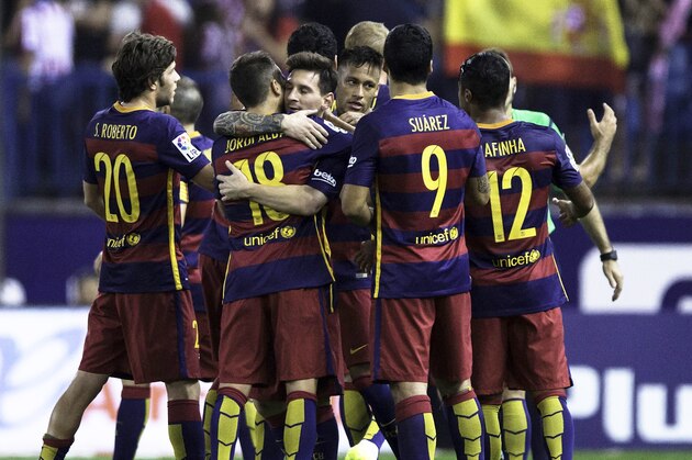 MADRID, SPAIN - SEPTEMBER 12: Lionel Messi (3dL) of FC Barcelona and his teammate Neymar JR. (3dR) celebrates with teammates after winning the La Liga match between Club Atletico de Madrid and FC Barcelona at Vicente Calderon Stadium on September 12, 2015 in Madrid, Spain.  (Photo by Gonzalo Arroyo Moreno/Getty Images)
