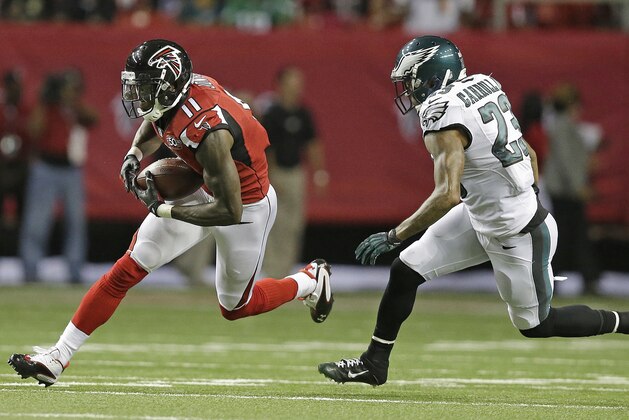 Julio Jones, receptor de los Falcons de Atlanta, corre tras recibir un pase, frente al cornerback Nolan Carroll, de los Eagles de Filadelfia, en el encuentro del lunes 14 de septiembre de 2015 (AP Foto/Brynn Anderson)