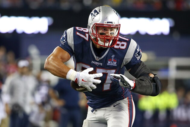 New England Patriots tight end Rob Gronkowski runs against the Pittsburgh Steelers in the first half of an NFL football game, Thursday, Sept. 10, 2015, in Foxborough, Mass. (AP Photo/Winslow Townson)