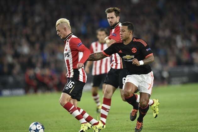 PSV Eindhovens forward Maxime Lestienne (L) vies with Manchester's Memphis Depay (R) during the UEFA Champions League Group B football match between PSV Eindhoven and Manchester United at the Philips stadium in Eindhoven, Belgium on September 15, 2015. AFP PHOTO / JOHN THYS        (Photo credit should read JOHN THYS/AFP/Getty Images)