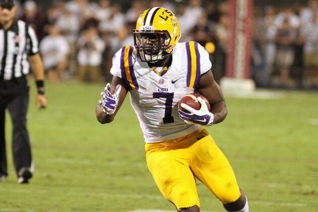 LSU runningback Leonard Fournette (7) looks for running room during the first half of the NCAA college football game against Mississippi State in Starkville, MS on Sat., Sept 12, 2015, LSU won 21-19. (AP Photo/Jim Lytle)