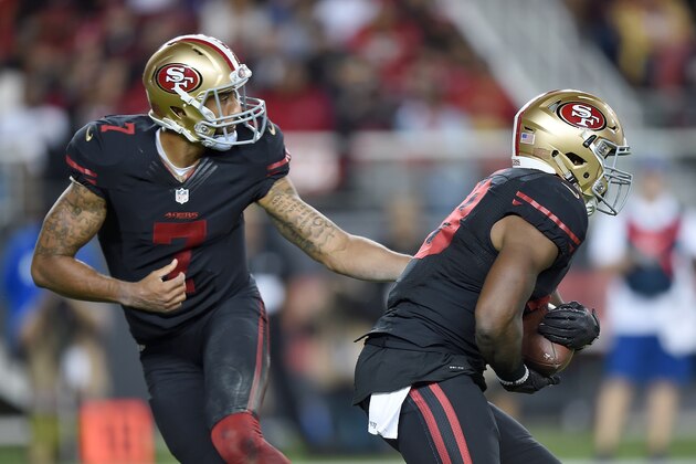 SANTA CLARA, CA - SEPTEMBER 14:  Carlos Hyde #28 of the San Francisco 49ers takes the handoff from Colin Kaepernick #7 against the Minnesota Vikings during their NFL game at Levi's Stadium on September 14, 2015 in Santa Clara, California.  (Photo by Thearon W. Henderson/Getty Images)