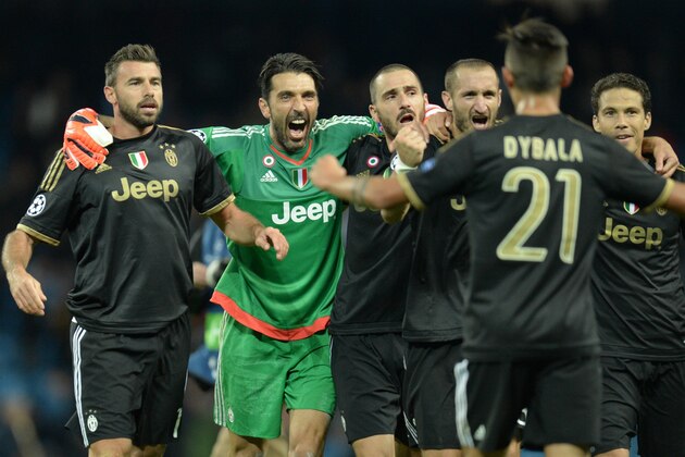 Juventus players celebrate after winning a UEFA Champions League group stage football match between Manchester City and Juventus at the Etihad stadium in Manchester, north-west England on September 15, 2015.    AFP PHOTO / OLI SCARFF        (Photo credit should read OLI SCARFF/AFP/Getty Images)