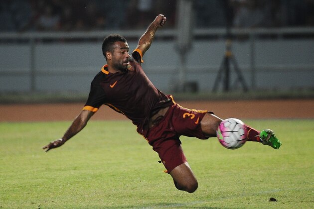 JAKARTA, INDONESIA - JULY 25: Ashley Cole of AS Roma in action during the international friendly match between AS Roma A and AS Roma B at Gelora Bung Karno Stadium on July 25, 2015 in Jakarta, Indonesia.  (Photo by Robertus Pudyanto/Getty Images)