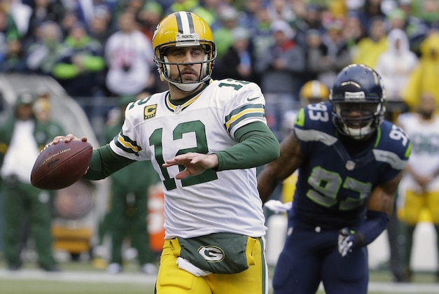 El quarterback Aaron Rodgers de los Packers de Green Bay lanza contra los Seahawks de Seattle durante el segundo tiempo de la final de la Conferencia Nacional, el domingo 18 de enero de 2015. (AP Foto/Ted S. Warren)