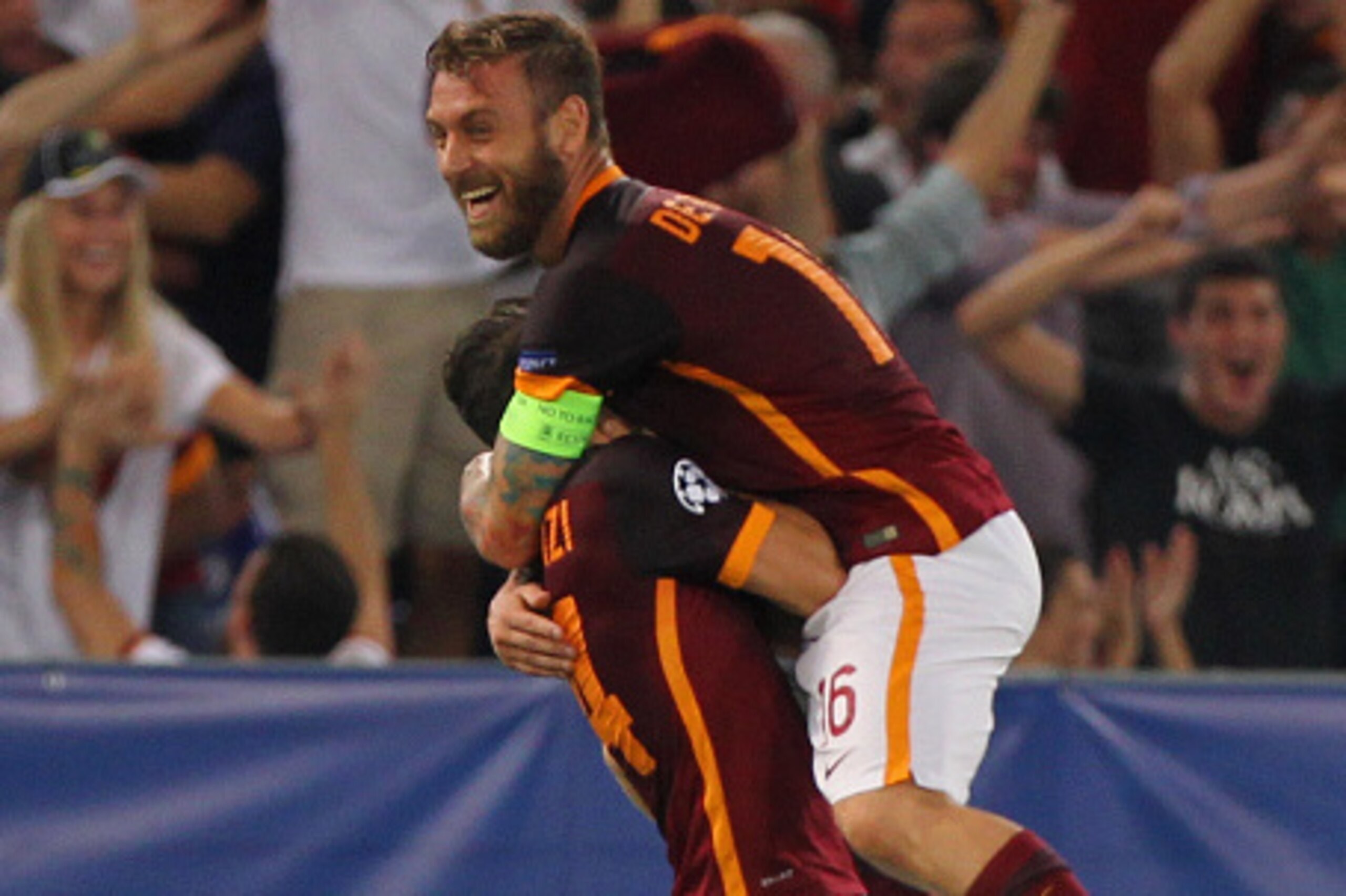 ROME, ITALY - SEPTEMBER 16: Alessandro Florenzi (L) with his teammate Daniele De Rossi of AS Roma celebrates after scoring the team's first goal during the UEFA Champions League Group E match between AS Roma and FC Barcelona at Stadio Olimpico on September 16, 2015 in Rome, Italy. (Photo by Paolo Bruno/Getty Images) ROME, ITALY - SEPTEMBER 16: Alessandro Florenzi (L) with his teammate Daniele De Rossi of AS Roma celebrates after scoring the team's first goal during the UEFA Champions League Group E match between AS Roma and FC Barcelona at Stadio Olimpico on September 16, 2015 in Rome, Italy. (Photo by Paolo Bruno/Getty Images)