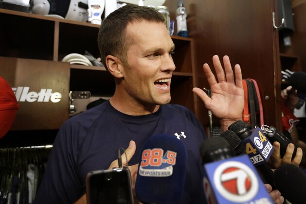 El quarterback de los Patriots de Nueva Inglaterra Tom Brady habla con reporteros antes de una sesión de prácticas el miércoles, 16 de septiembre del 2015. en el t Gillette Stadium, en Foxborough, Massachusetts. Brady dijo que respaldaría a Donald Trump como presidente. (Foto AP/Steven Senne)