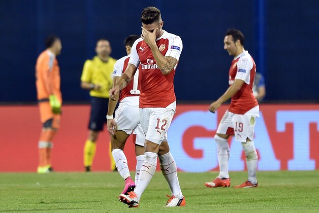 Arsenal's French forward Olivier Giroud (L) leaves the pitch after receiving the second yellow car during the UEFA Champions League Group F football match between GNK Dinamo Zagreb and Arsenal FC at Maksimir Stadium in Zagreb on September 16, 2015.  AFP PHOTO / ANDREJ ISAKOVIC        (Photo credit should read ANDREJ ISAKOVIC/AFP/Getty Images)
