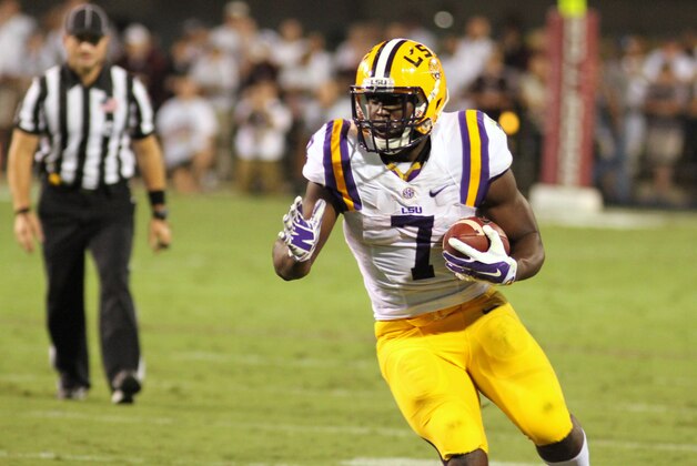 LSU runningback Leonard Fournette (7) looks for running room during the first half of the NCAA college football game against Mississippi State in Starkville, MS on Sat., Sept 12, 2015, LSU won 21-19. (AP Photo/Jim Lytle)