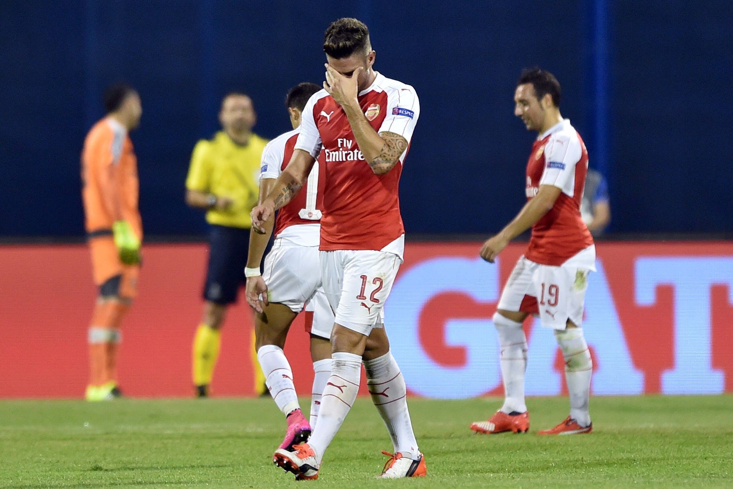 Arsenal's French forward Olivier Giroud (L) leaves the pitch after receiving the second yellow car during the UEFA Champions League Group F football match between GNK Dinamo Zagreb and Arsenal FC at Maksimir Stadium in Zagreb on September 16, 2015.  AFP PHOTO / ANDREJ ISAKOVIC        (Photo credit should read ANDREJ ISAKOVIC/AFP/Getty Images)