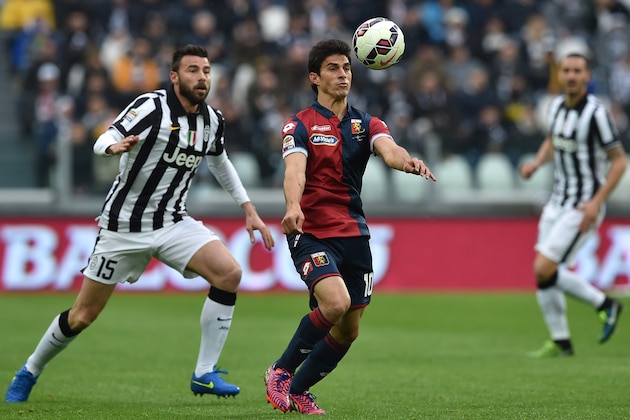 TURIN, ITALY - MARCH 22:  Diego Perotti   (R) of Genoa CFC controls the ball against Andrea Barzagli of Juventus FC  during the Serie A match between Juventus FC and Genoa CFC at Juventus Arena on March 22, 2015 in Turin, Italy.  (Photo by Valerio Pennicino/Getty Images)