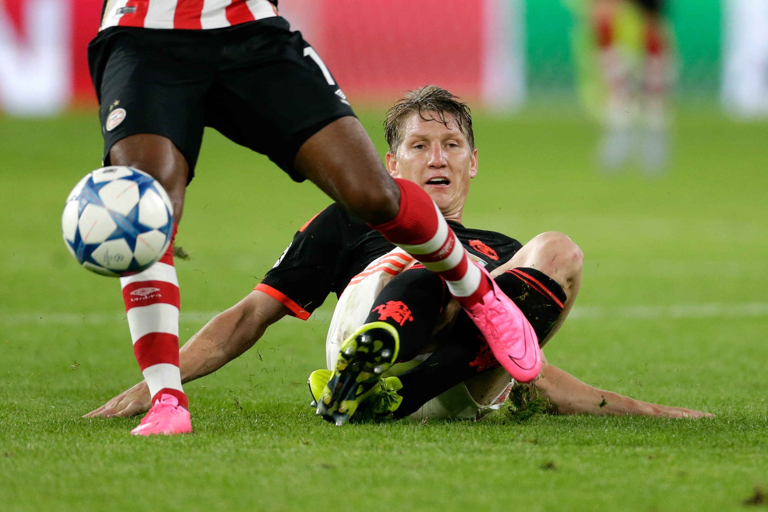 (L-R) Luciano Narsingh of PSV Eindhoven, Bastian Schweinsteiger of Manchester United during the UEFA Champions League group B match between PSV Eindhoven and Manchester United on September 15, 2015 at the Philips stadium in Eindhoven, The Netherlands.(Photo by VI Images via Getty Images)