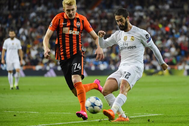 Real Madrid's midfielder Isco (R) vies with Shakhtar Donetsk's midfielder Viktor Kovalenko during the UEFA Champions League group A football match Real Madrid CF vs FC Shakhtar Donetsk at the Santiago Bernabeu stadium in Madrid on September 15, 2015. AFP PHOTO/ PIERRE-PHILIPPE MARCOU        (Photo credit should read PIERRE-PHILIPPE MARCOU/AFP/Getty Images)