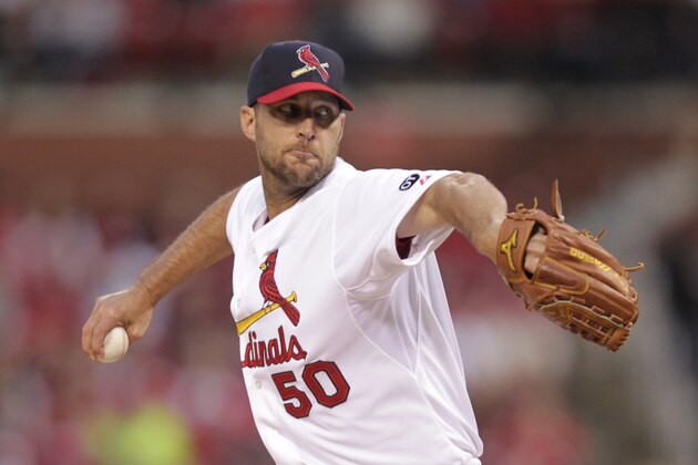 Adam Wainwright, de los Cardenales de San Luis, lanza frente a los Rojos de Cincinnati en el juego del domingo 19 de abril de 2015 (AP Foto/Tom Gannam)